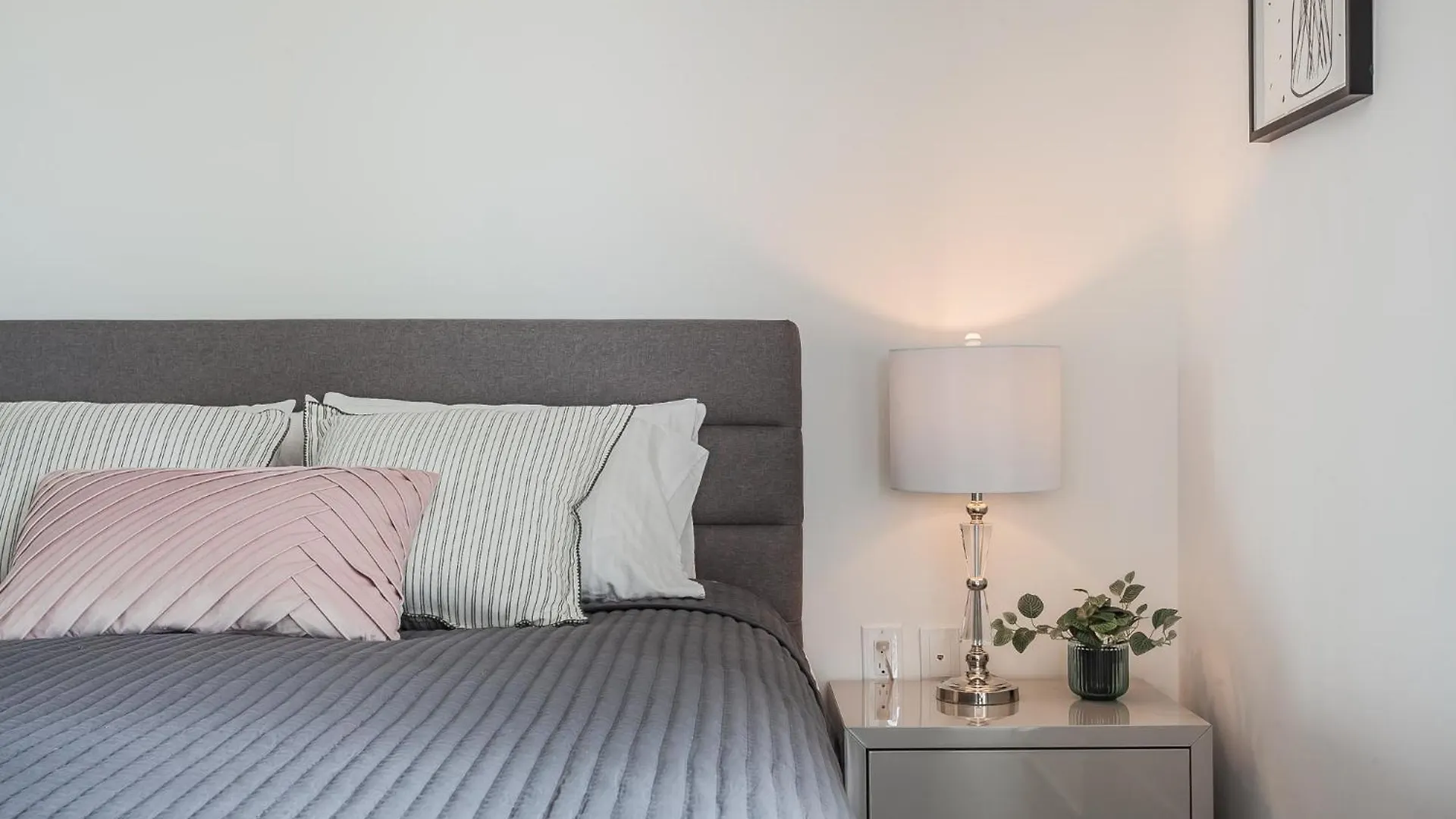 Apartment Luxury Condo On Bay Street Toronto Canada
