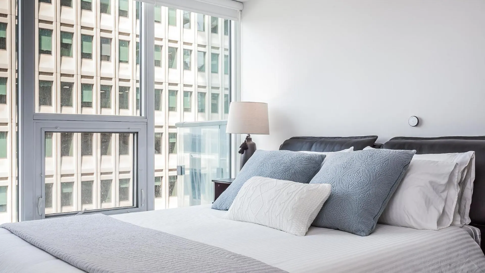 Apartment Luxury Condo On Bay Street Toronto