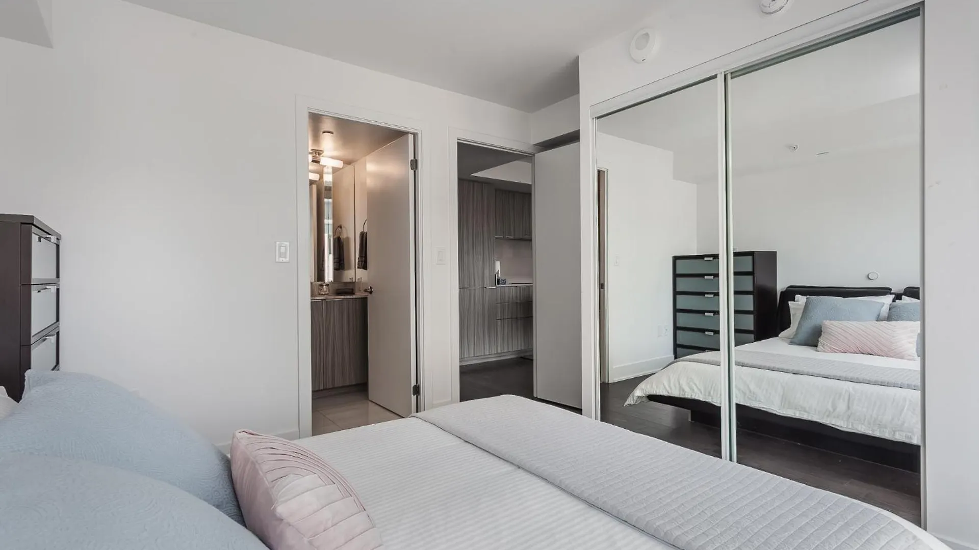 Luxury Condo On Bay Street Toronto