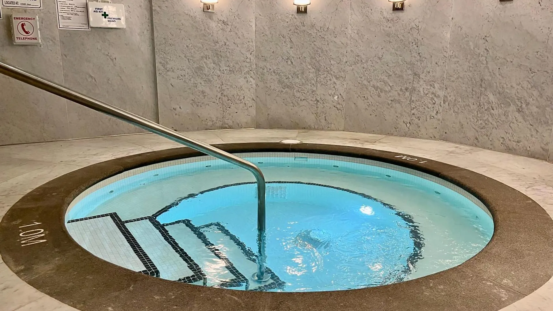Luxury Condo On Bay Street Toronto 0*,